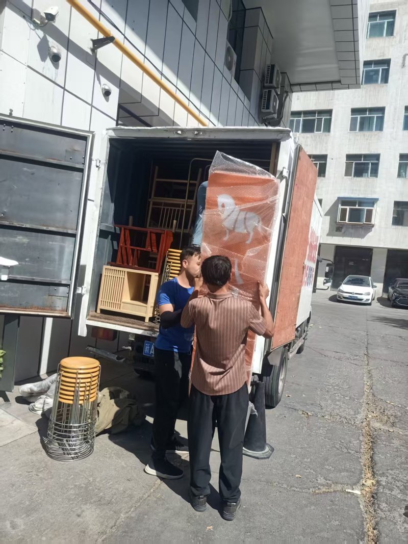 在搬家的时候，如何找到一家既可靠又便宜的搬家公司呢？这个问题困扰着许多即将迁移的家庭和企业。